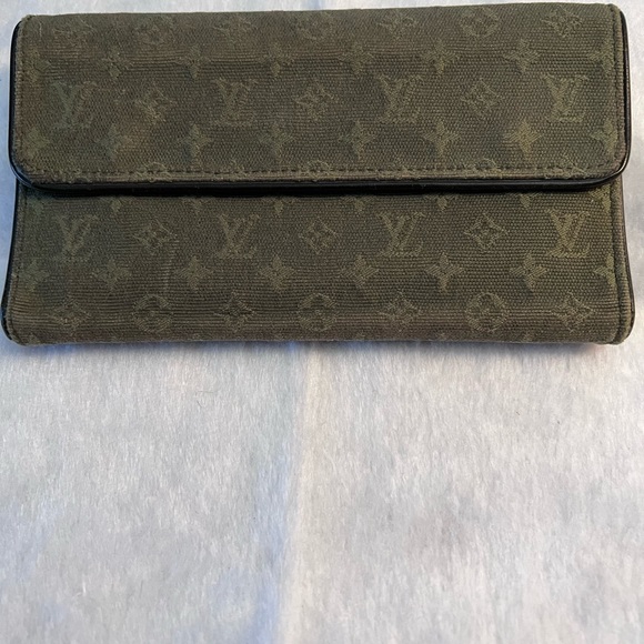 Louis Vuitton Monogram Snap Closure Wallet. Color Green, good condition. - Picture 1 of 10